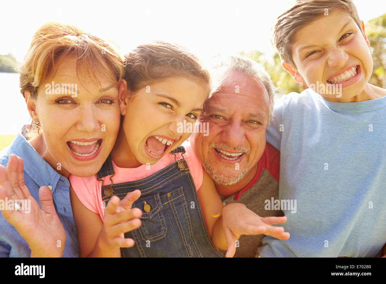 Porträt von Großeltern und Enkel im Garten Stockfoto