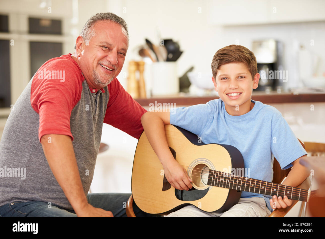 Großvater Lehre Enkel, Gitarre zu spielen Stockfoto