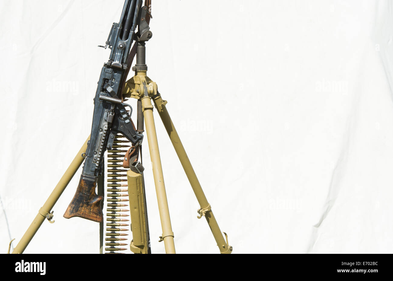 WW2 Wehrmacht MG 42 Maschinengewehr mit Kugel-Gürtel. Historische re Inszenierung an der Military Odyssey, Detling, Kent, UK Stockfoto