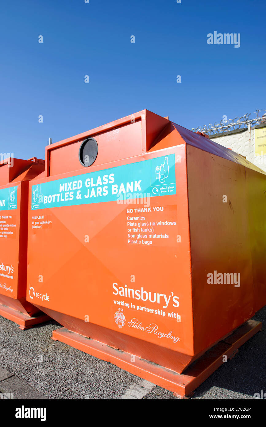 Glas, Flaschen und Gläser Bank auf dem Parkplatz der Sainsburys in bispham (in der Nähe von Blackpool, Lancashire Stockfoto