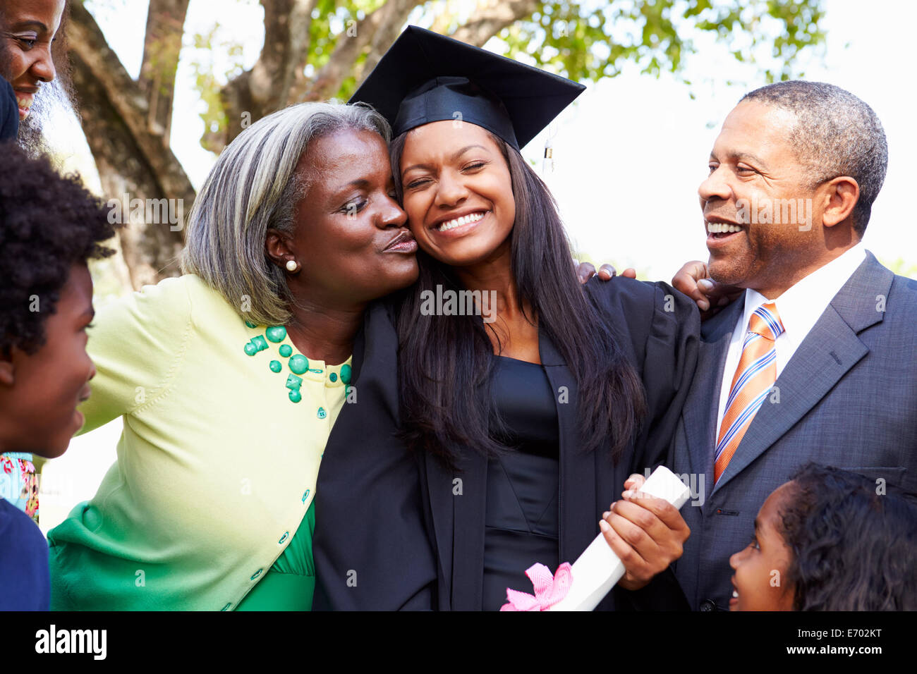 Student feiert Abschluss mit Eltern Stockfoto