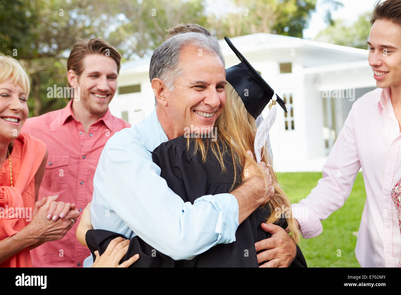 Studentin und Familie feiern Abschluss Stockfoto