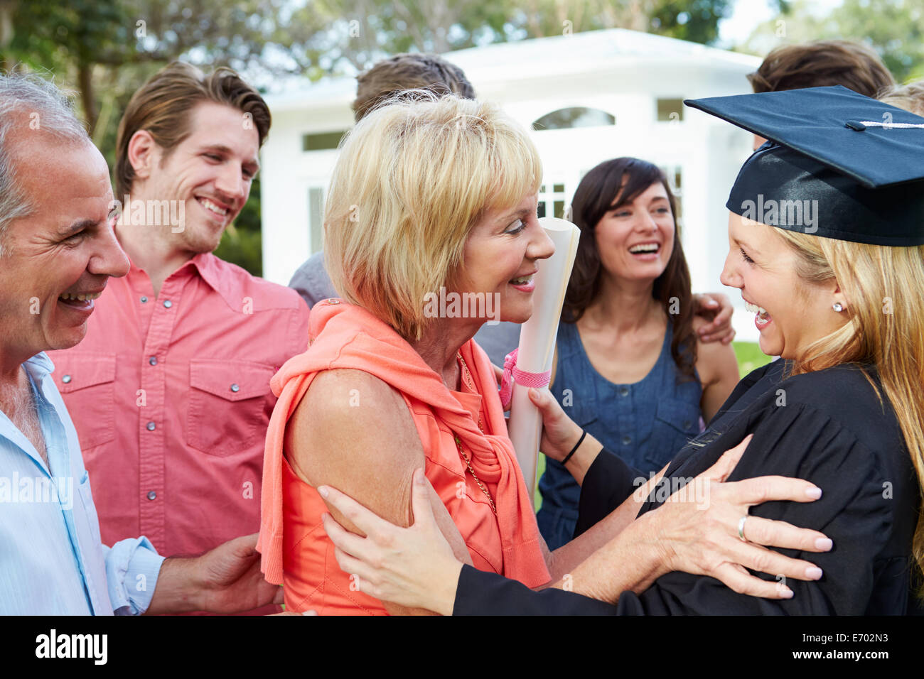 Studentin und Familie feiern Abschluss Stockfoto