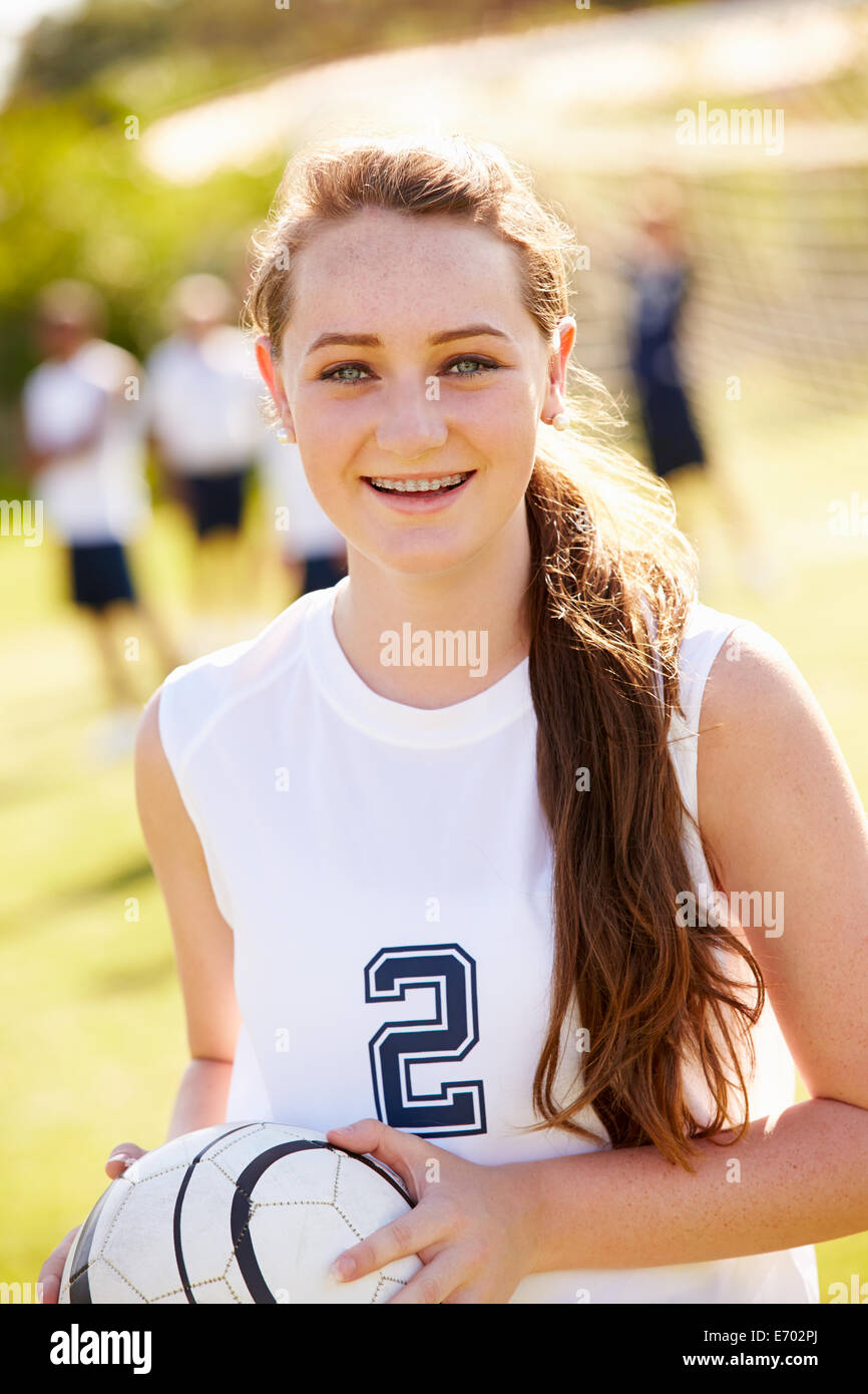 Porträt des Spielers In weiblich High School Fußballmannschaft Stockfoto