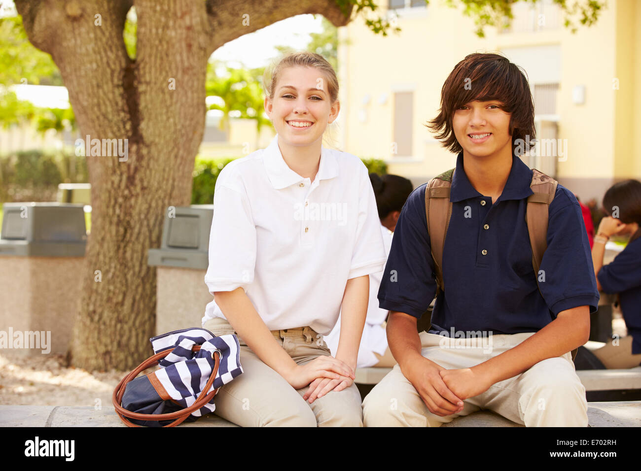 Schülerinnen und Schüler tragen Uniformen auf Schulgelände Stockfoto