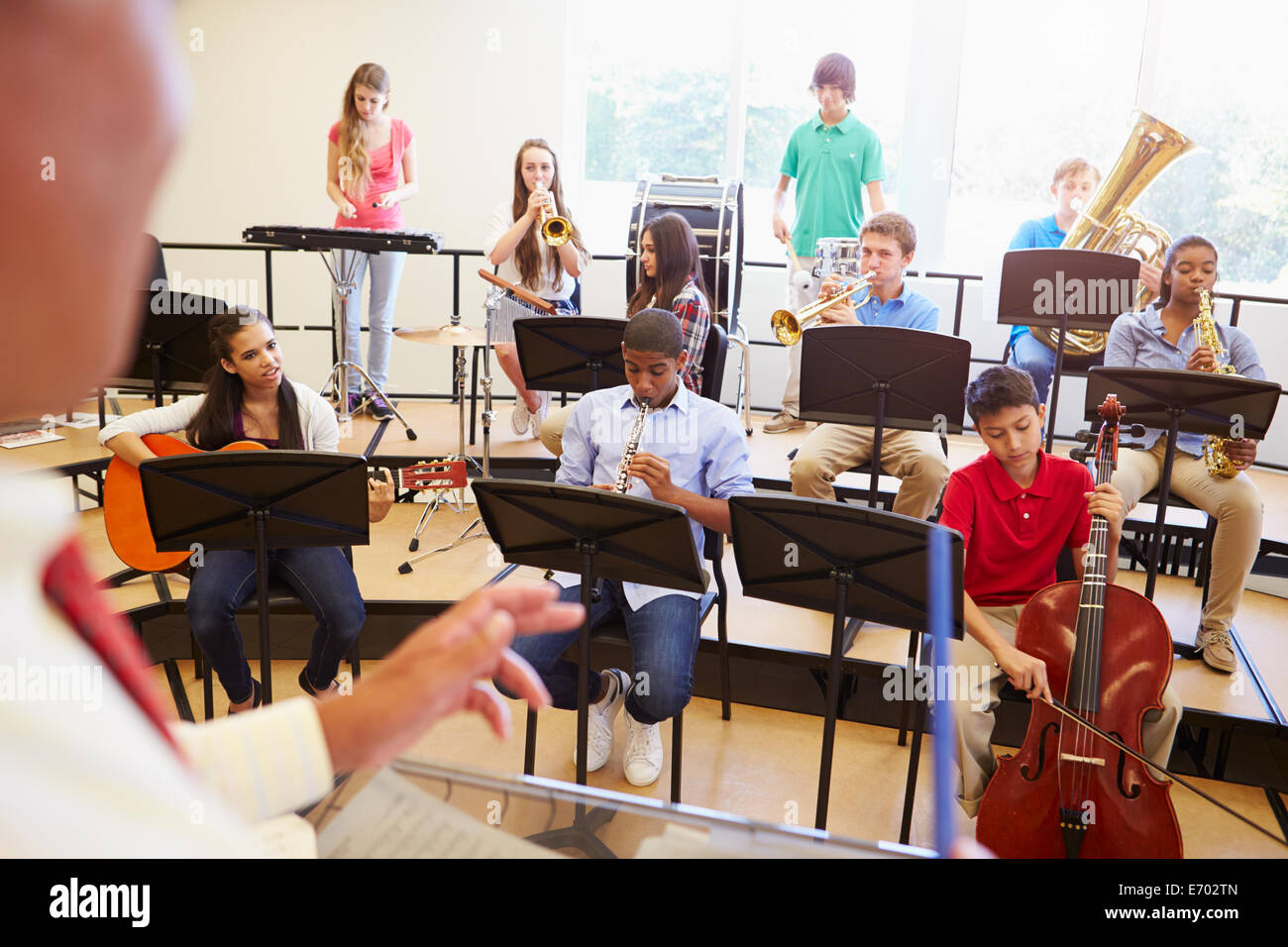 Schülerinnen und Schüler Musizieren im Schulorchester Stockfoto