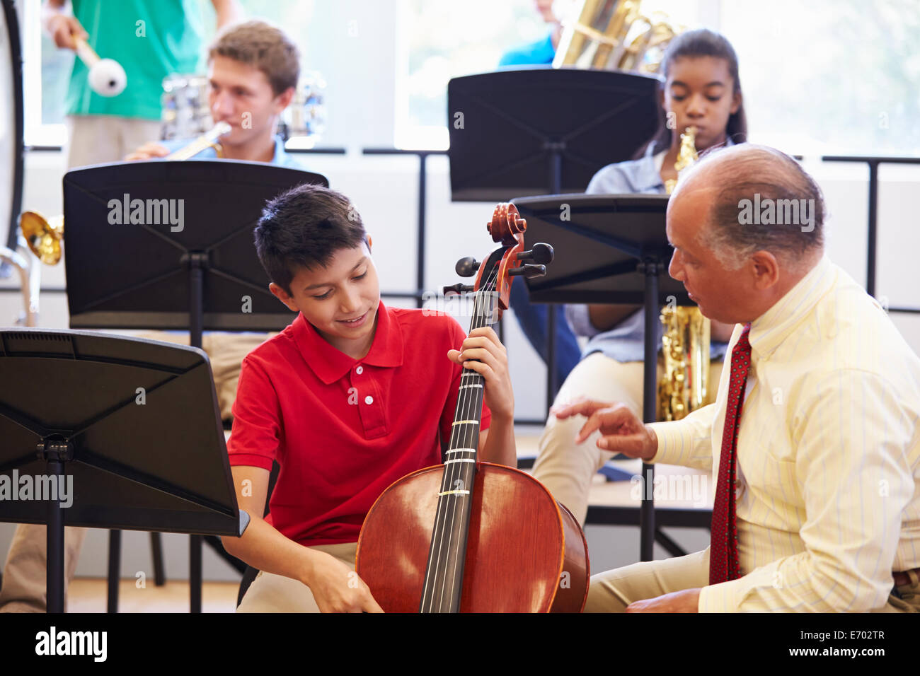 Junge High School Orchester Cello spielen lernen Stockfoto