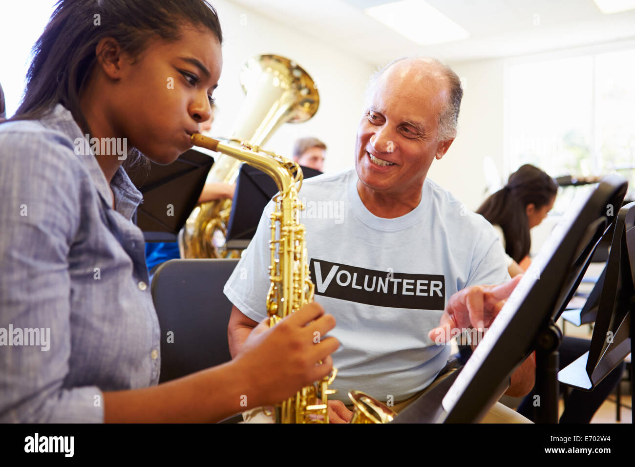 Mädchen lernen, Saxophon In High School Orchestra spielen Stockfoto