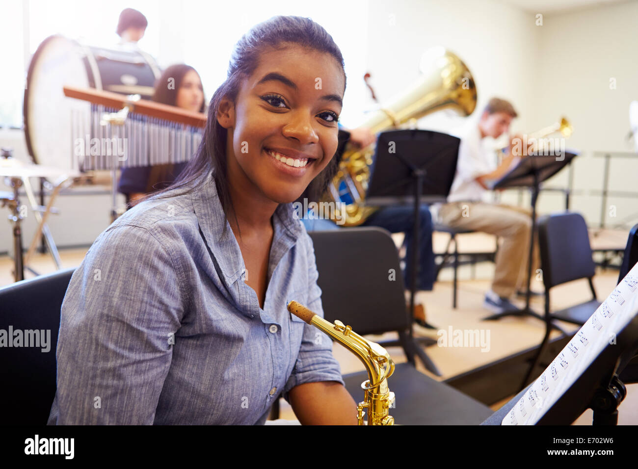 Weibliche Schüler Saxophon In High School Orchestra Stockfoto