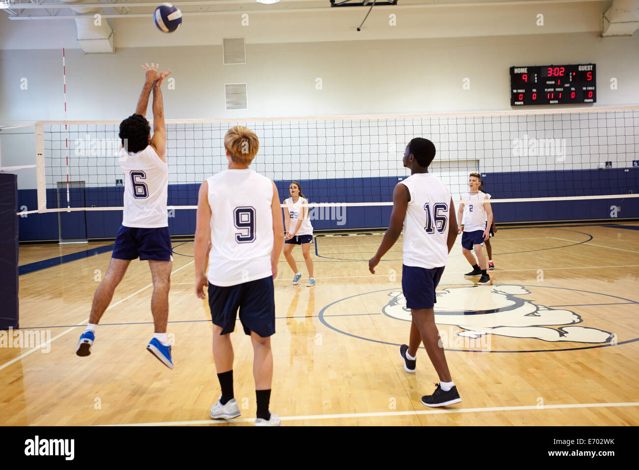 High School Volleyball Match im Gymnasium Stockfoto