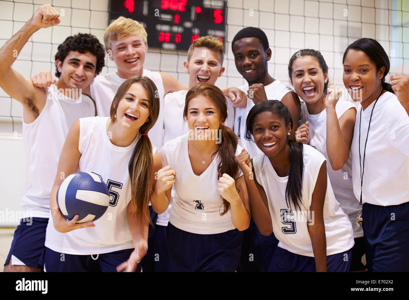 Porträt von High-School-Volleyball-Team-Mitglieder mit Trainer Stockfoto