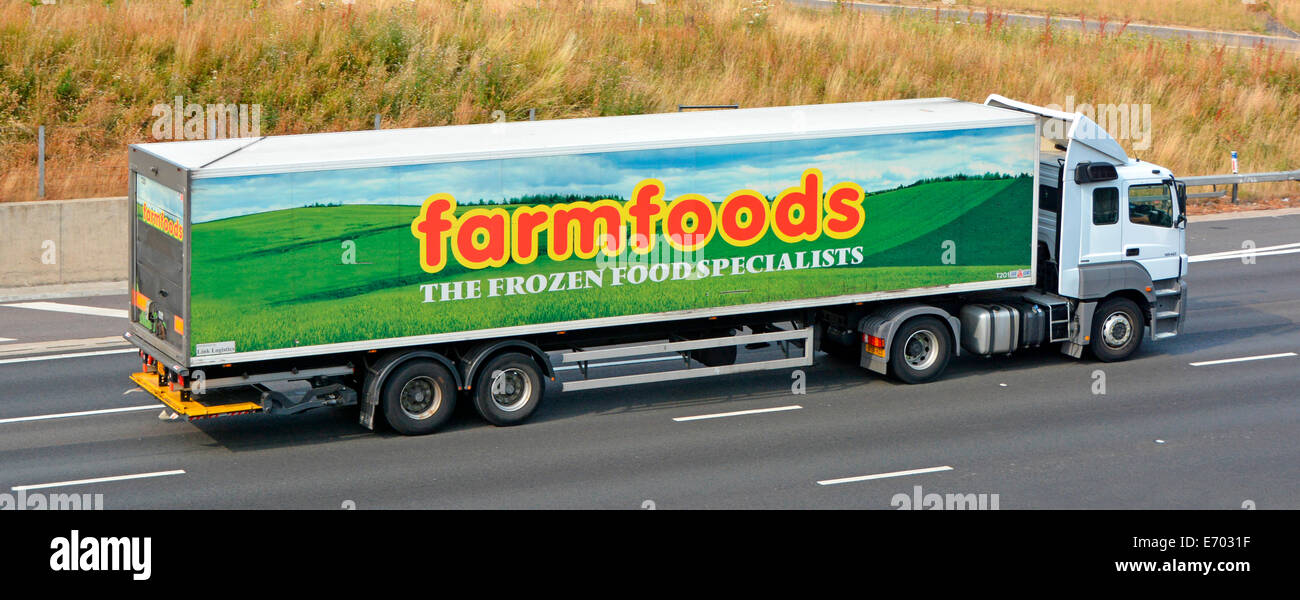 Seitenansicht Lebensmittel Tiefkühlkost Supermarkt Kette Einzelhandel Geschäft Lieferketten LKW und Werbung auf Anhänger fahren auf der britischen Autobahn Stockfoto