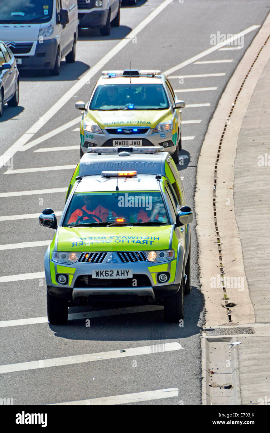 Landstraßen Agentur Traffic Offiziere Auto & NHS Rettungssanitäter Rettungswagen mit Autobahn Standstreifen an der Unfallstelle zu erreichen Stockfoto