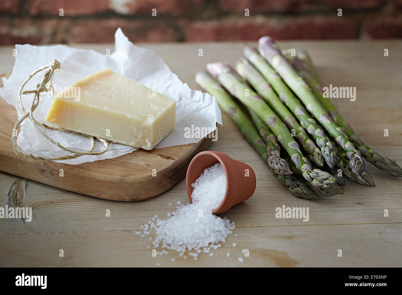 Geriebener Parmesan und Spargel Stockfoto
