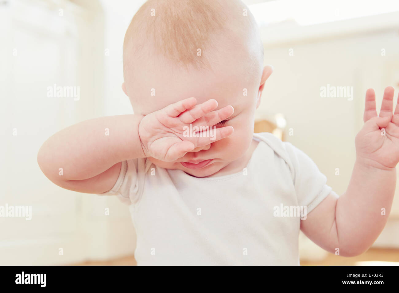 Nahaufnahme von müde Baby Boy mit Hand Augen bedecken Stockfoto