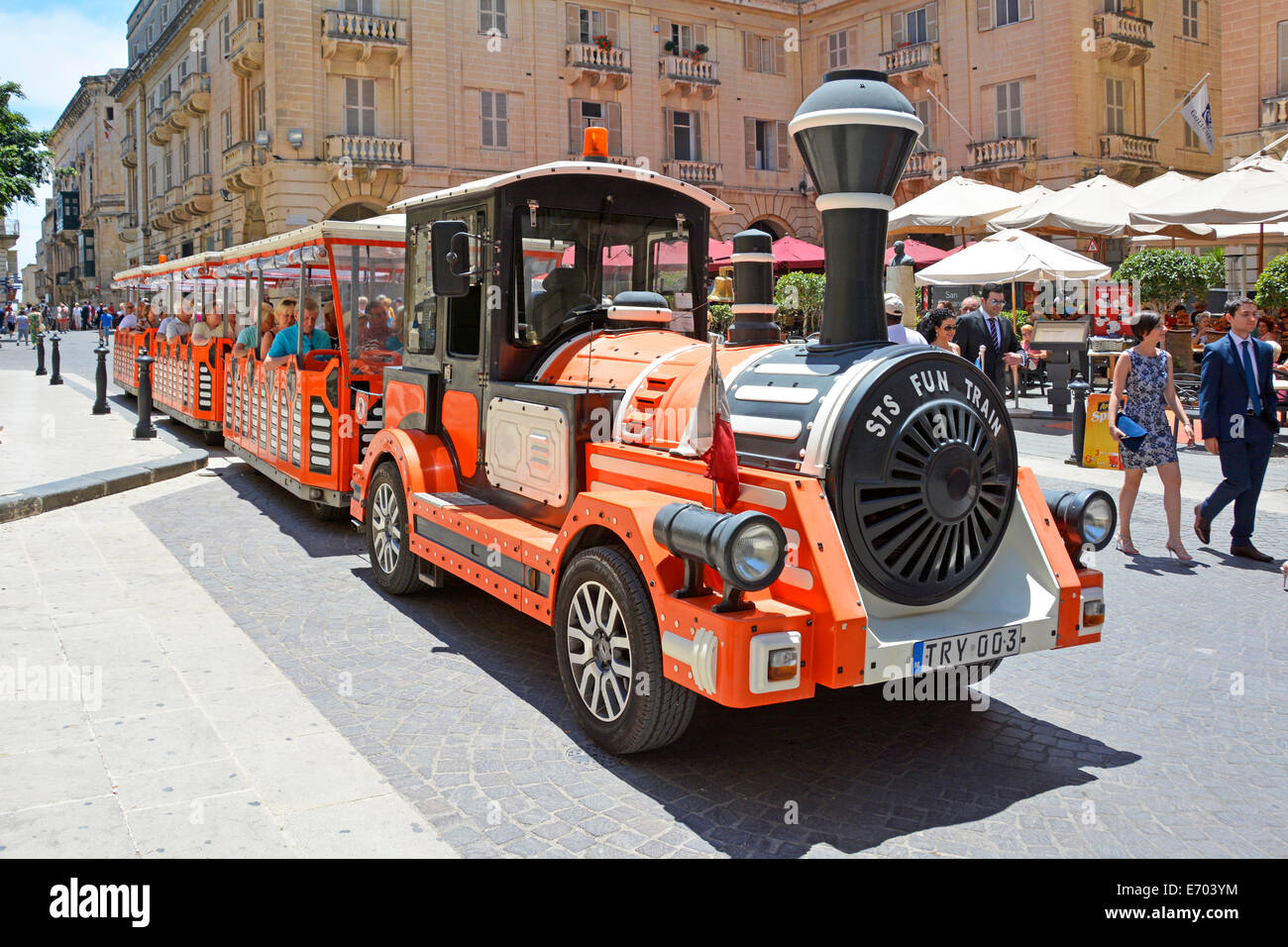 Straßenszene Fun Straßenzug & Wagen geparkt warten mehr Menschen für touristische Sightseeing-Tour im historischen Valletta geparkt im Stadtzentrum Malta EU Stockfoto