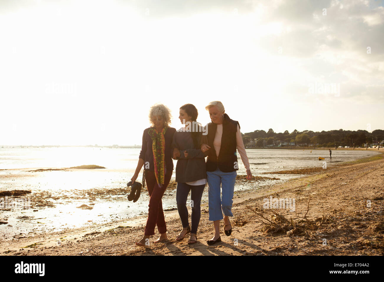 Weiblichen Familienmitgliedern zu Fuß am Strand Stockfoto