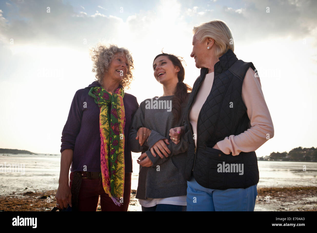 Weiblichen Familienmitgliedern chatten am Strand Stockfoto