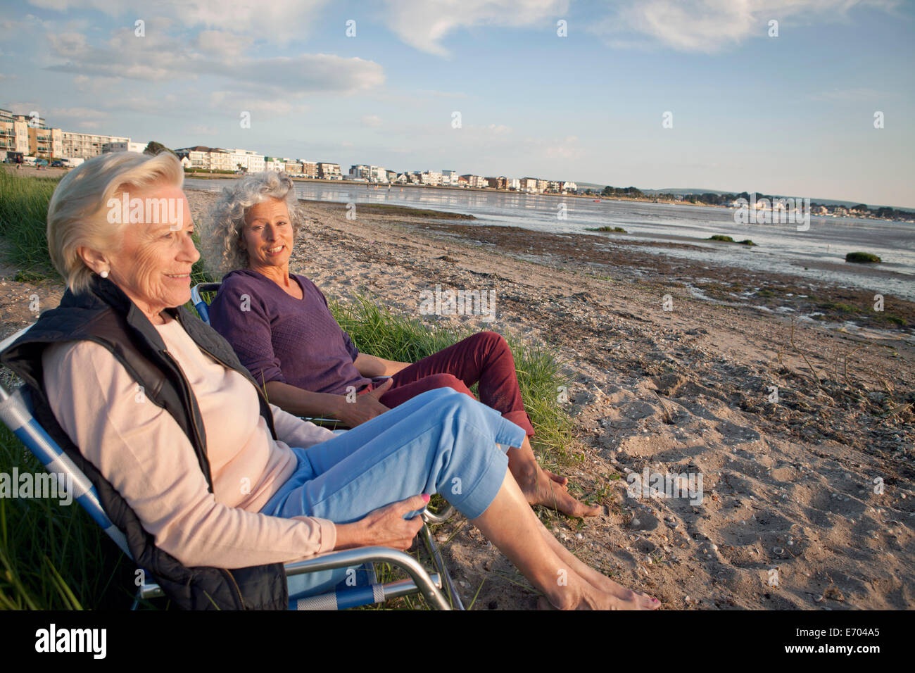 Mutter und Tochter, die Aussicht auf Strand Stockfoto