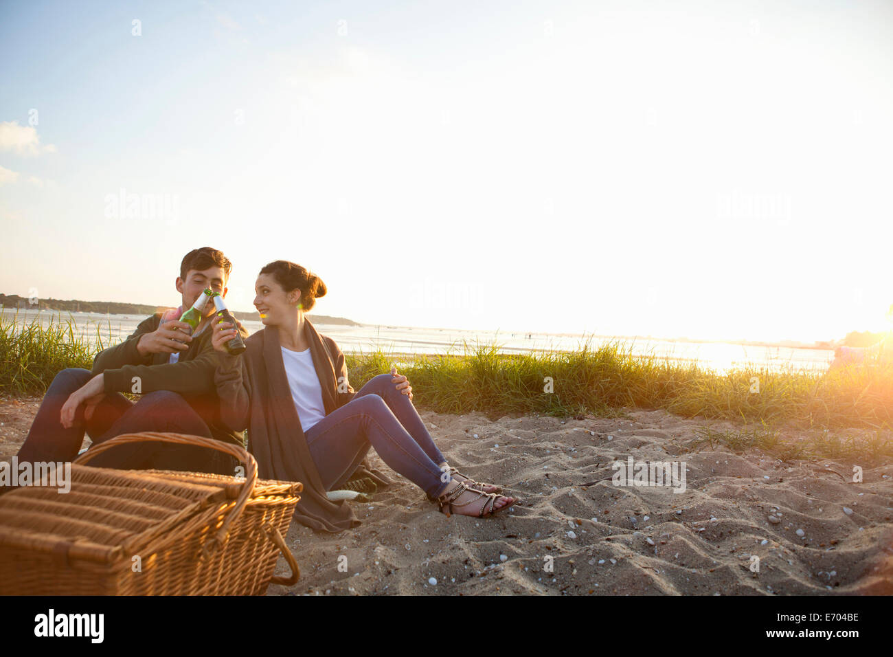 Junges Paar Picknicken am Strand von Bournemouth, Dorset, Großbritannien Stockfoto