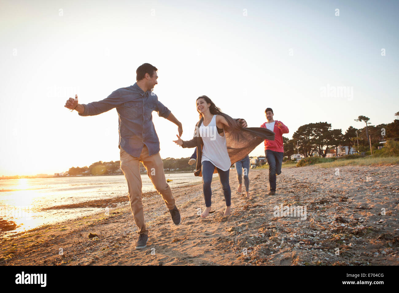 Gruppe von Freunden, die Spaß am Strand Stockfoto