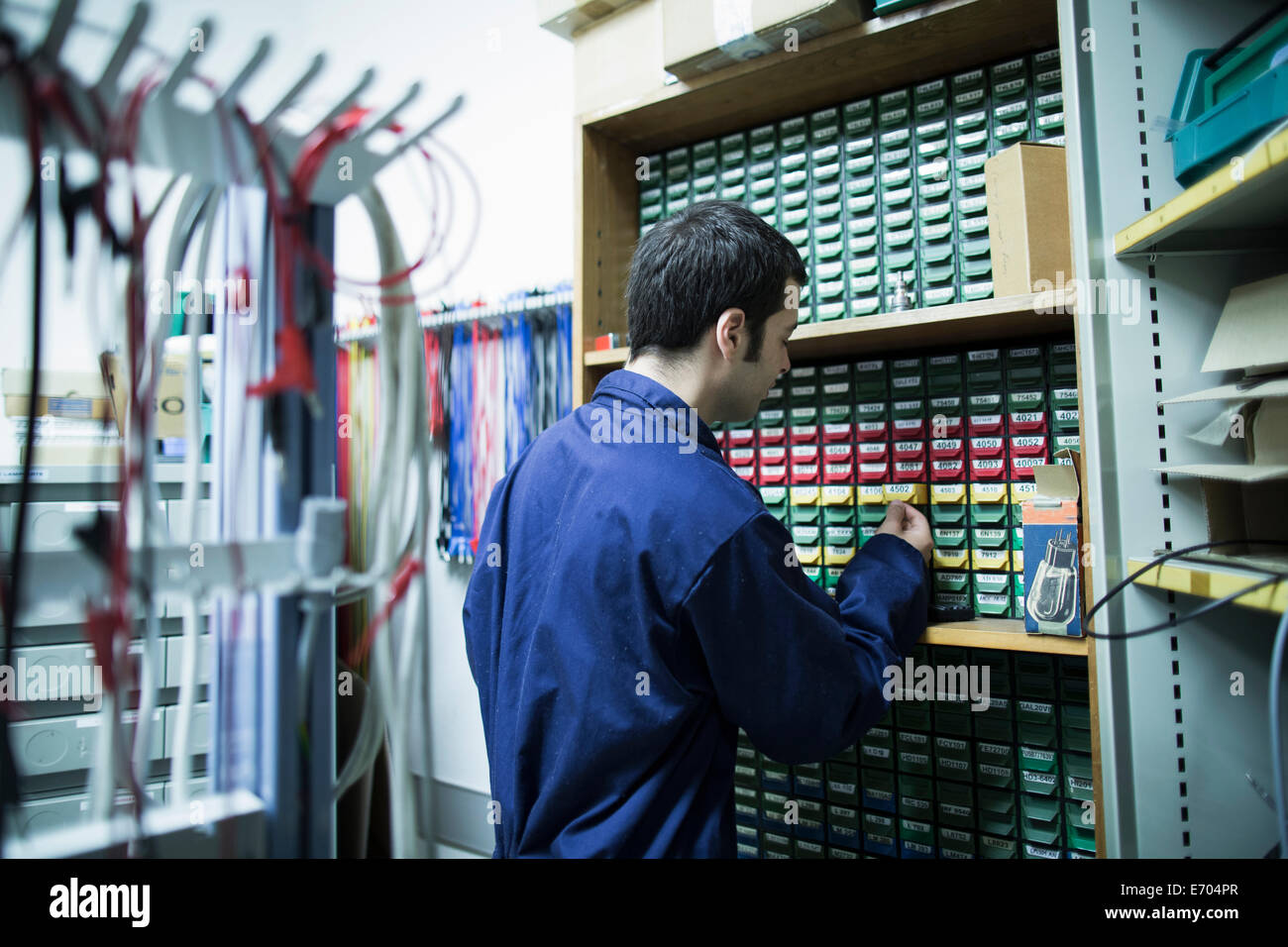 Männliche Elektriker Schubladen in Werkstatt Ausrüstung auswählen Stockfoto