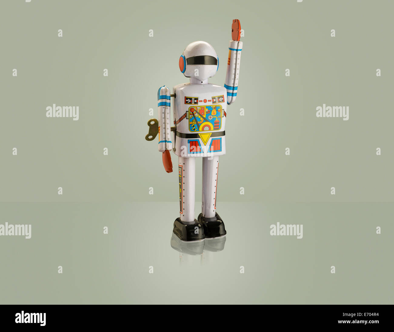 Studioaufnahme von Astronaut Roboter mit erhobenem arm Stockfoto