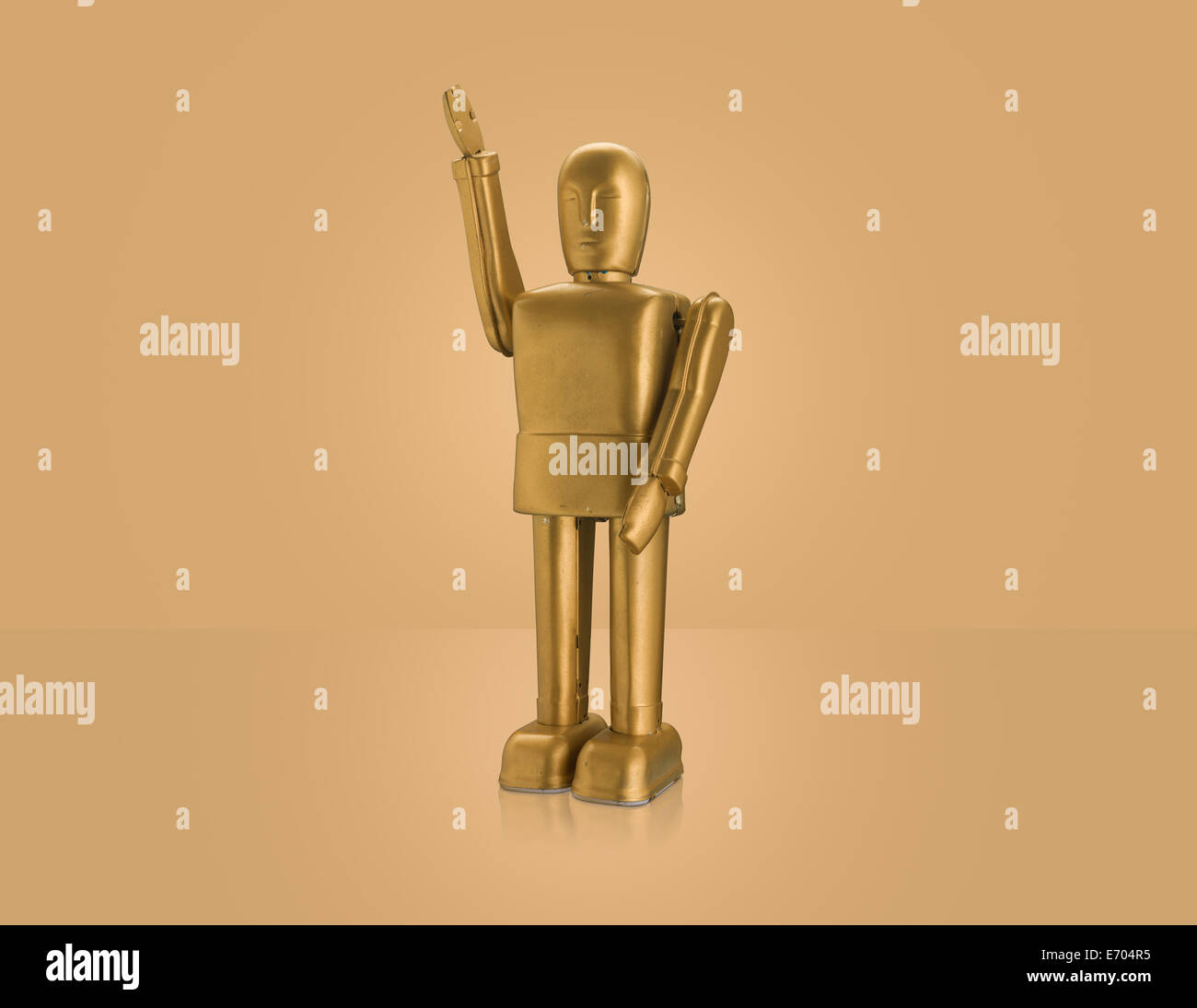 Studioaufnahme von gold Roboter mit erhobenem arm Stockfoto