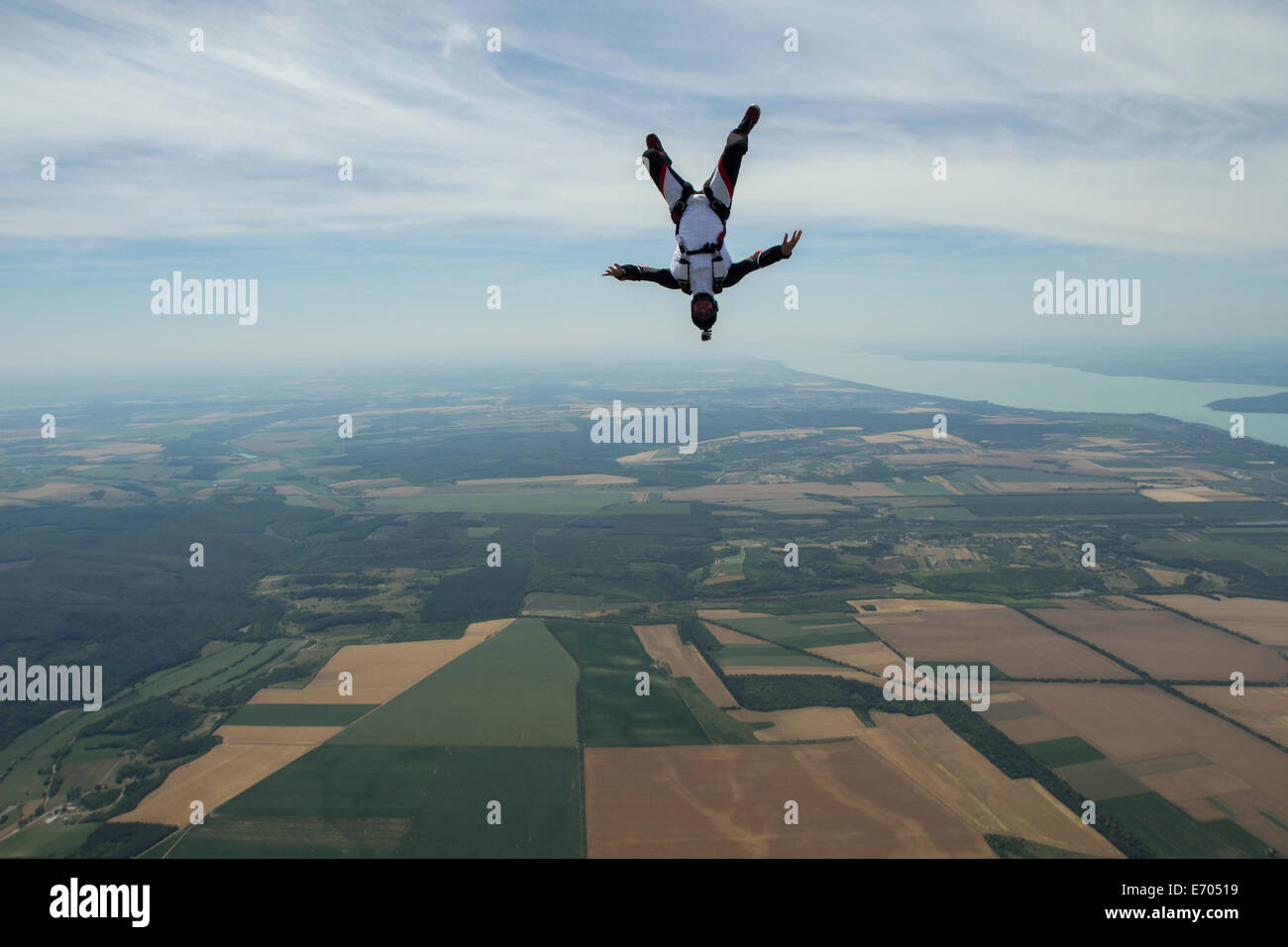 Männliche Fallschirmspringer Freeflying kopfüber über Siofok, Somogy, Ungarn Stockfoto