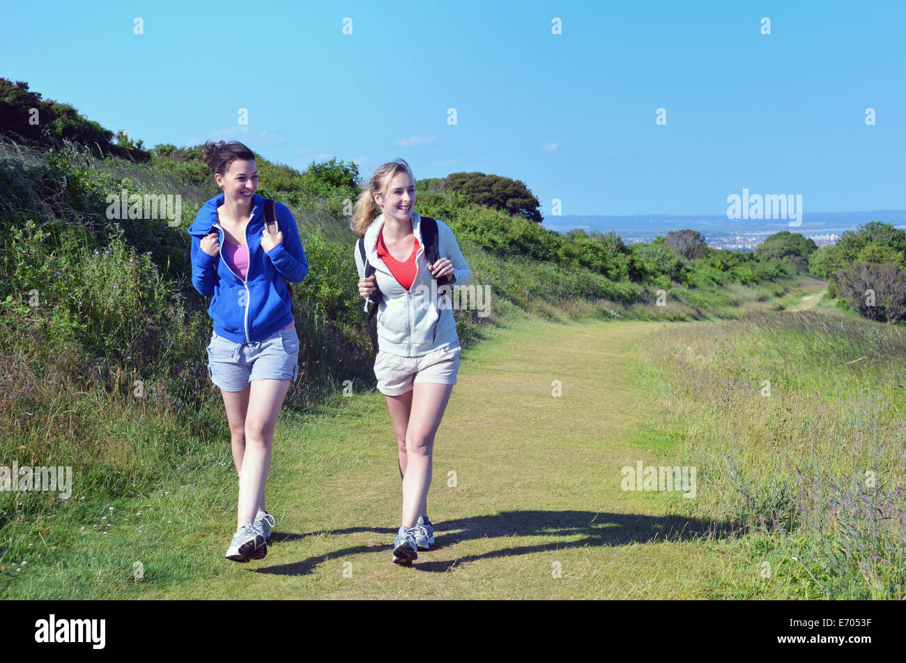 Zwei junge Frauen Küstenweg entlang Stockfoto