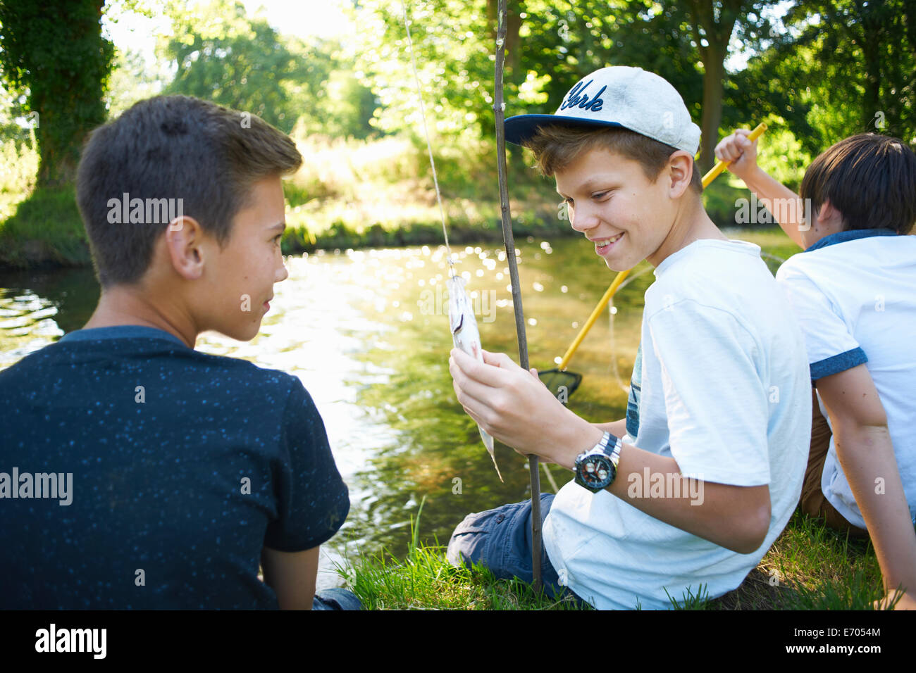 Boy Holding Fisch Stockfoto