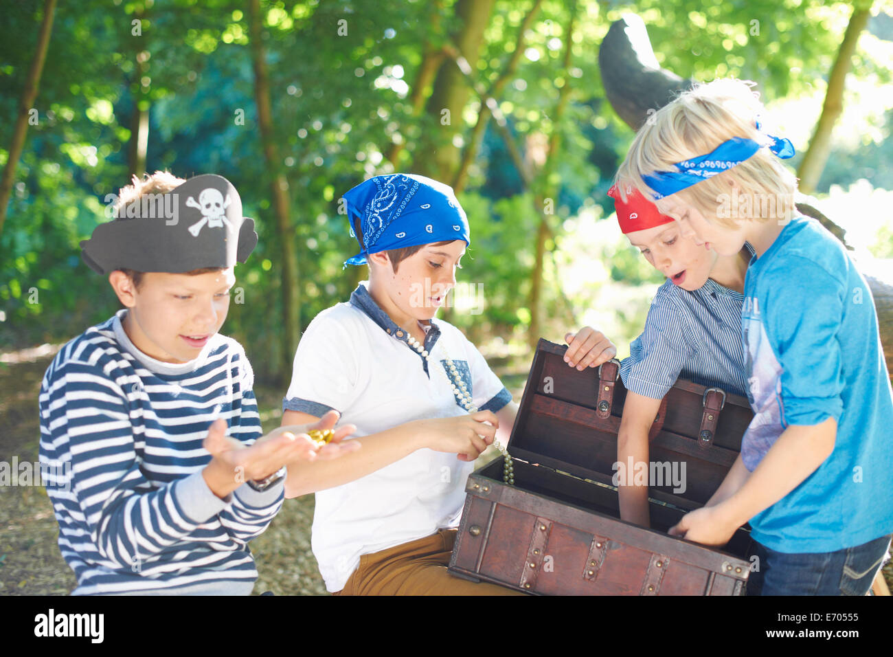 Jungen, verkleidet als Piraten mit Schatztruhe Stockfoto