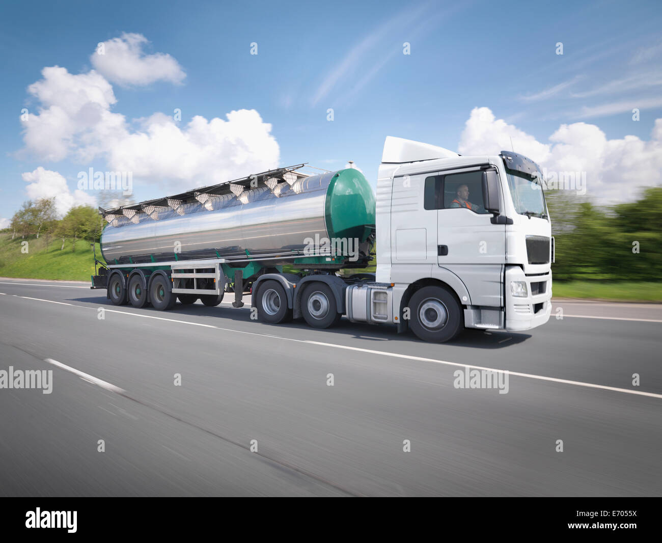 Tanker-LKW auf der Autobahn unterwegs Stockfoto