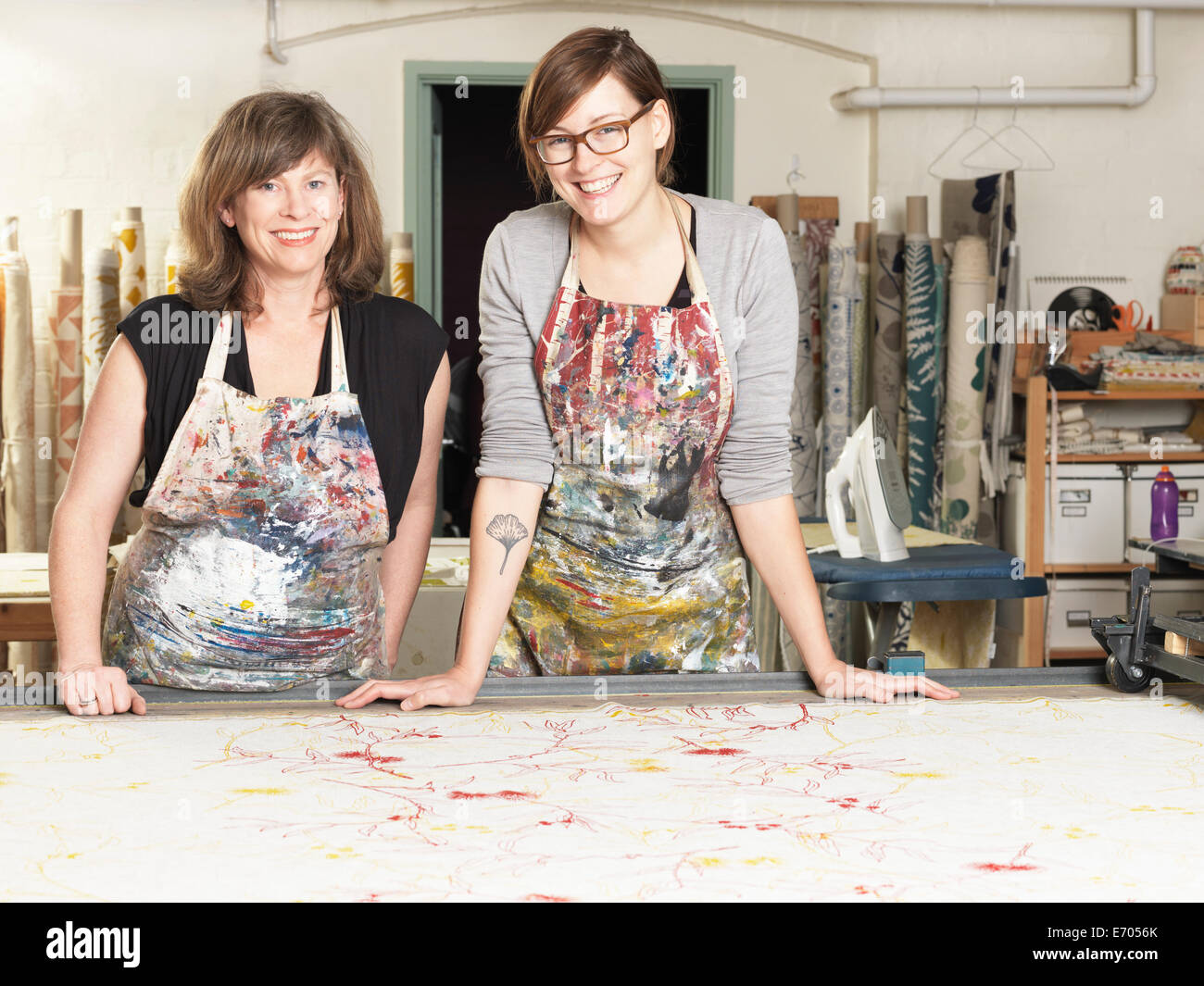 Frauen am Arbeitstisch in Hand-Druck-Textil-Werkstatt Stockfoto