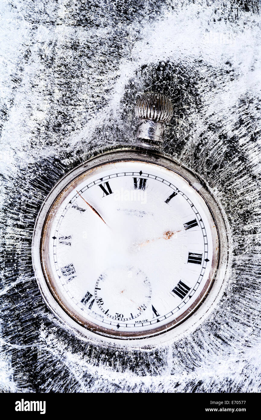 Taschenuhr in Eis eingefroren in der Zeit stecken. Stockfoto