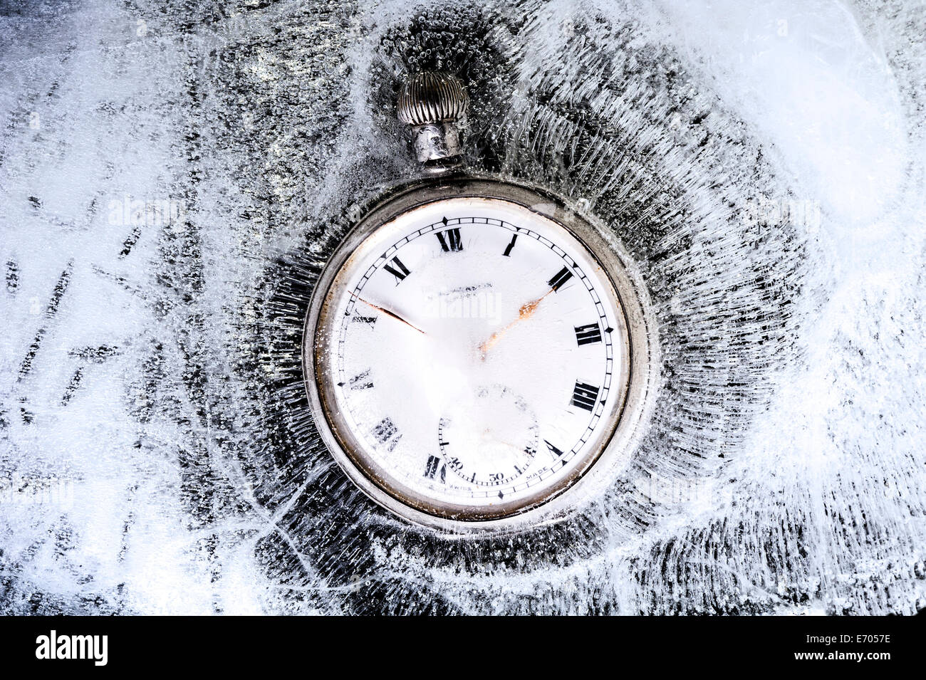 Taschenuhr in Eis eingefroren in der Zeit stecken. Stockfoto