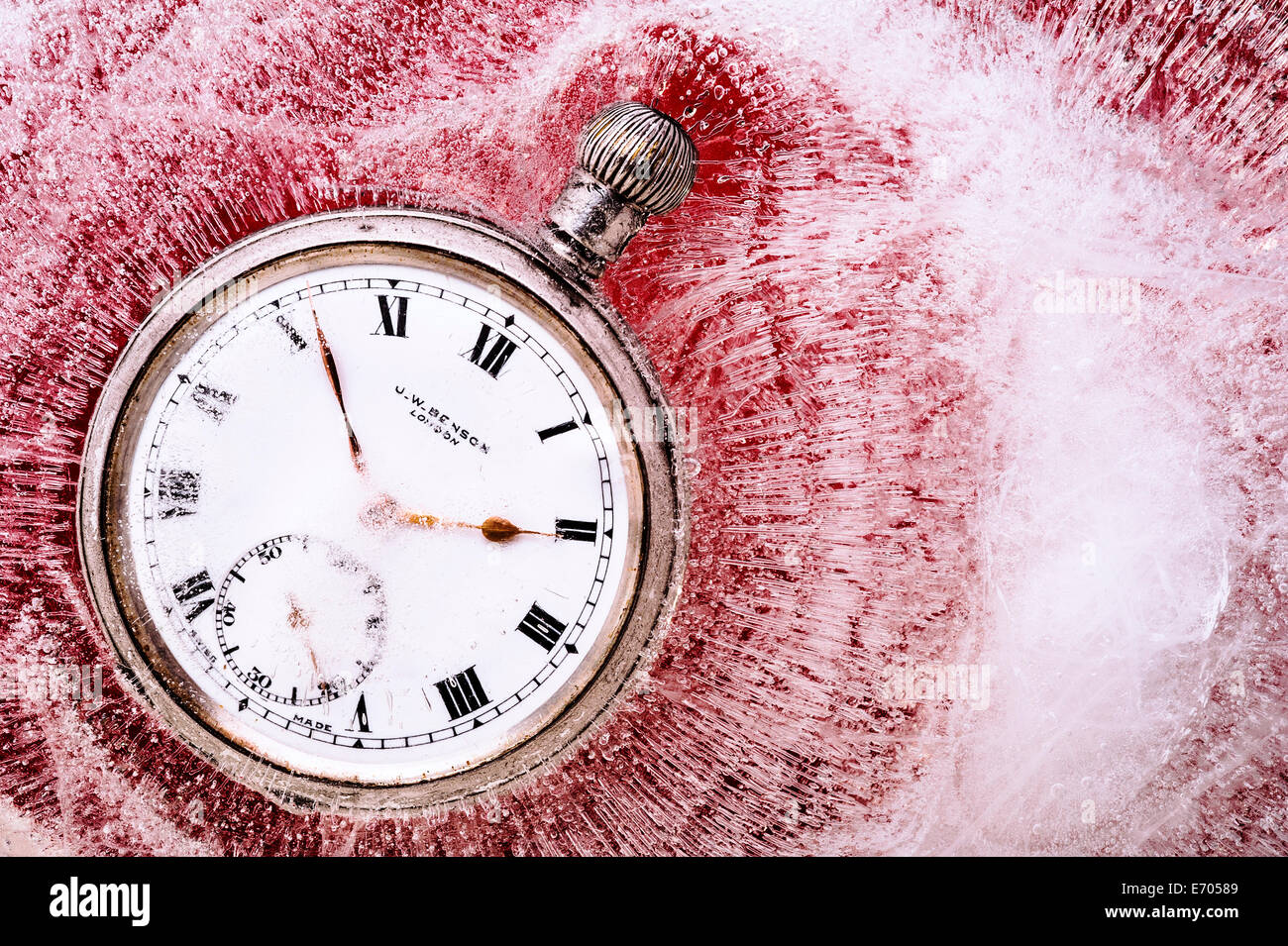 Taschenuhr in Eis eingefroren in der Zeit stecken. Stockfoto