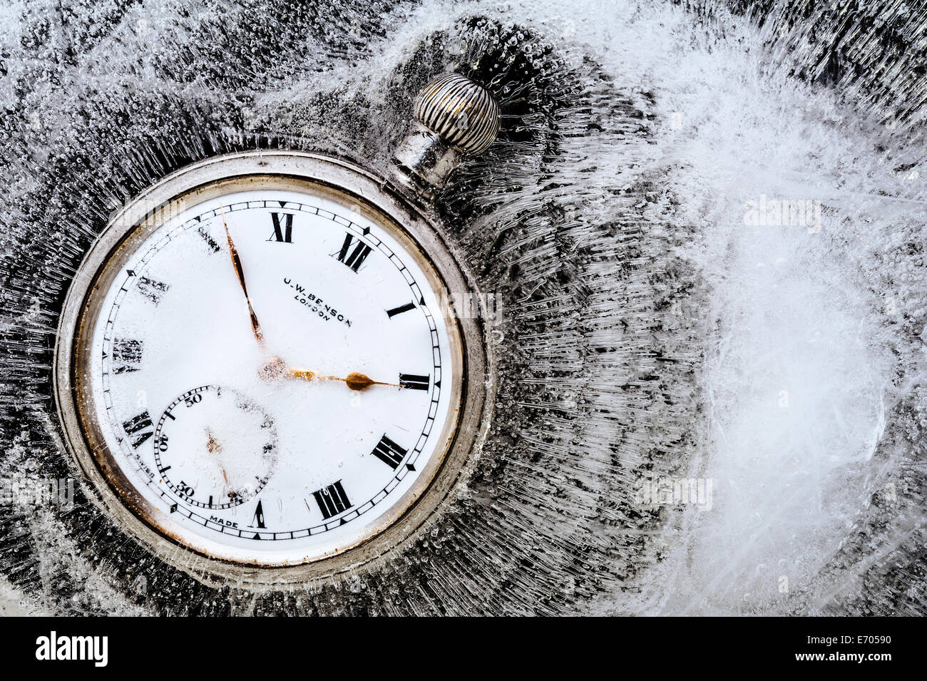 Taschenuhr in Eis eingefroren in der Zeit stecken. Stockfoto