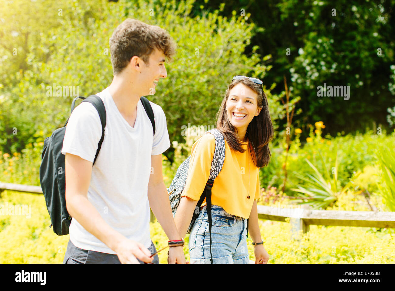 Paar im Park spazieren Stockfoto