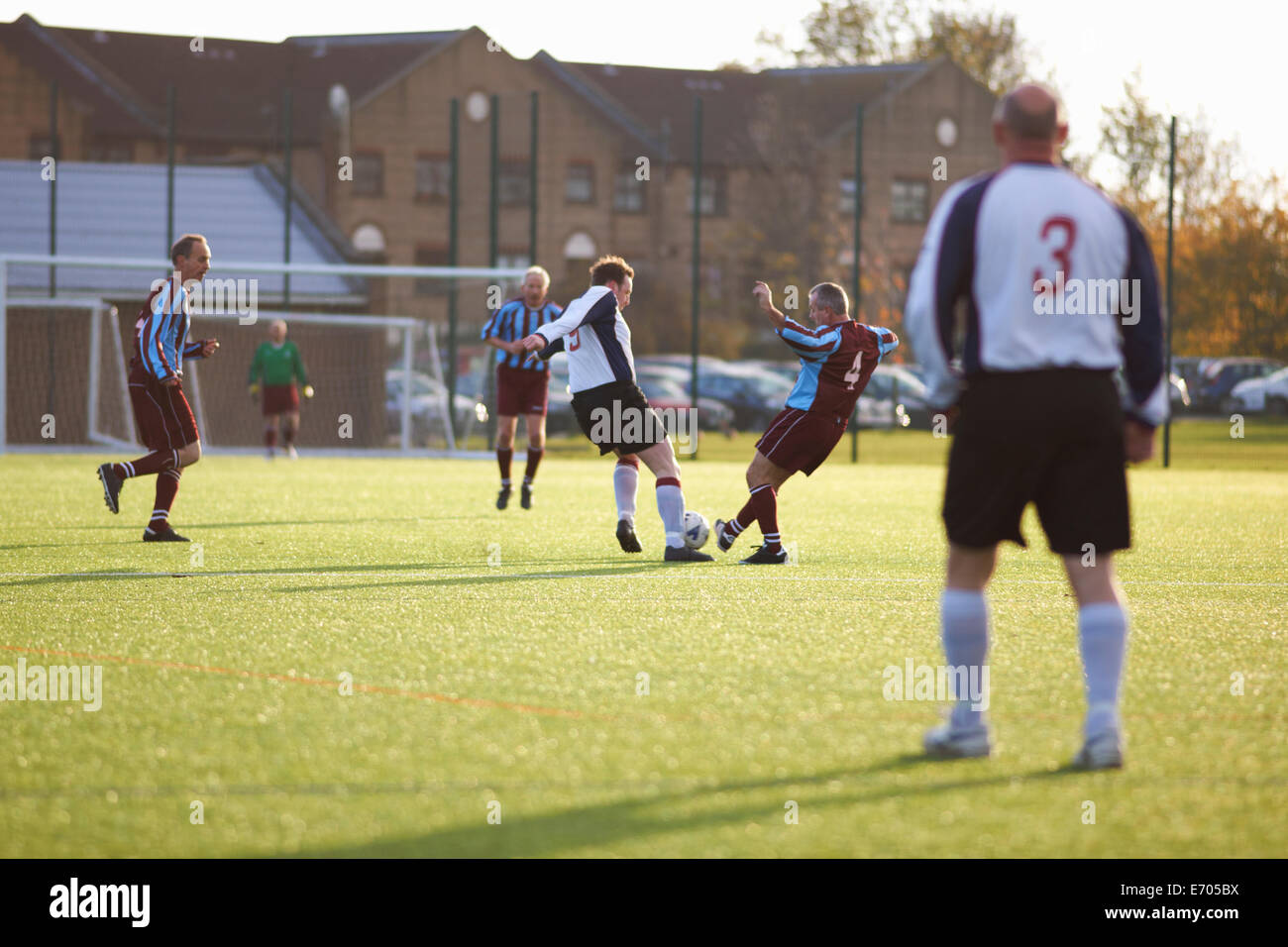 Fußballspieler kämpfen für ball Stockfoto
