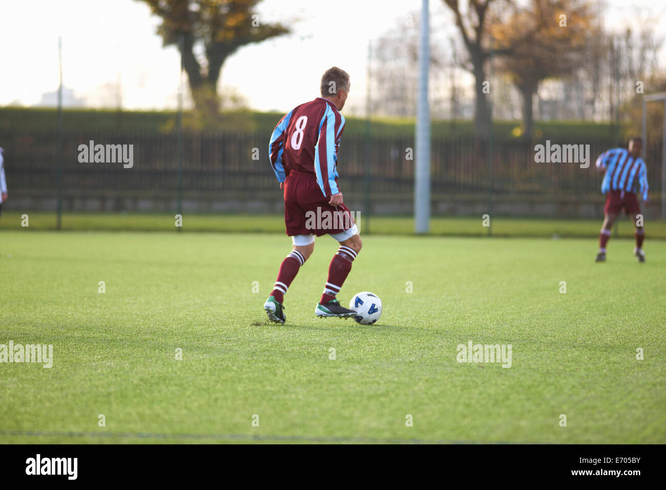 Fußballspieler mit Ballbesitz Stockfoto