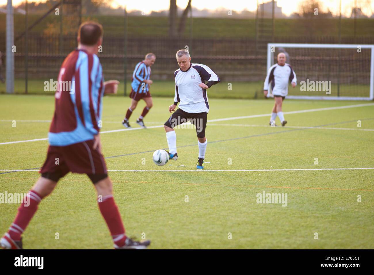 Fußballspieler mit Ballbesitz Stockfoto