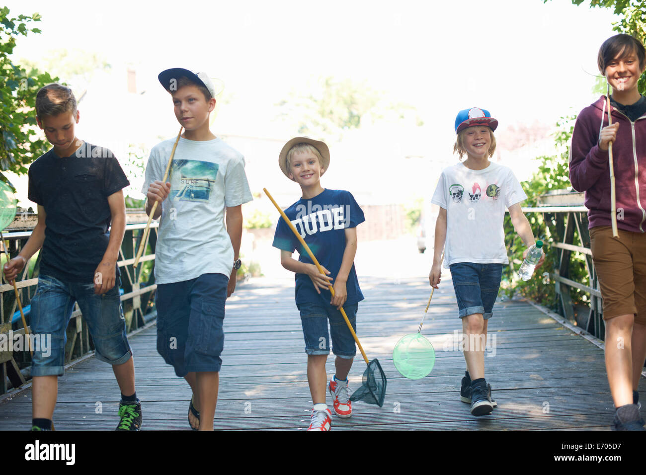 Gruppe von jungen auf Brücke mit Fischernetzen Stockfoto