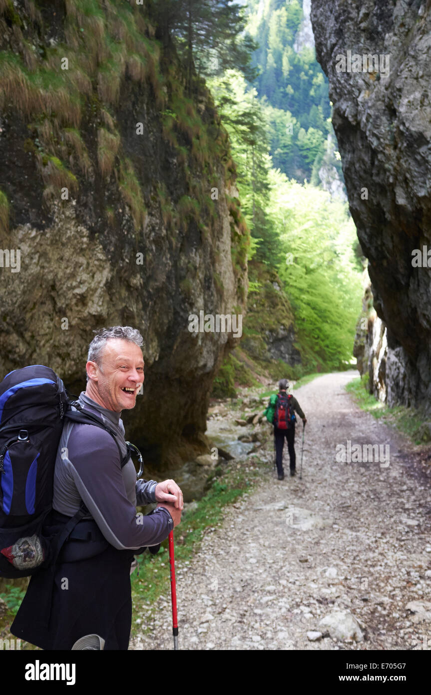 Zwei Männer wandern, Bucegi Gebirge, Siebenbürgen, Rumänien Stockfoto