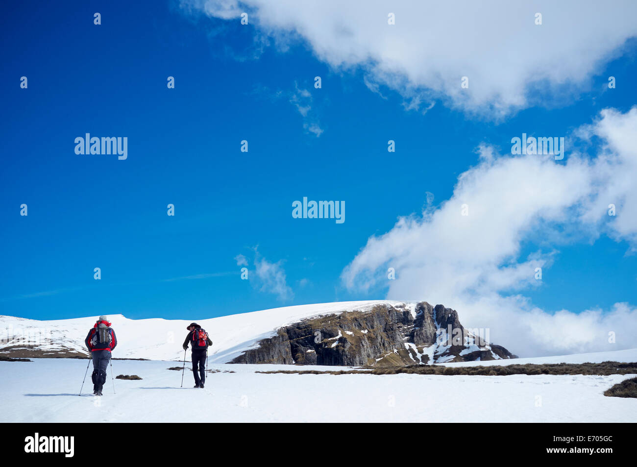Zwei Männer Wandern im Schnee, Bucegi Gebirge, Siebenbürgen, Rumänien Stockfoto