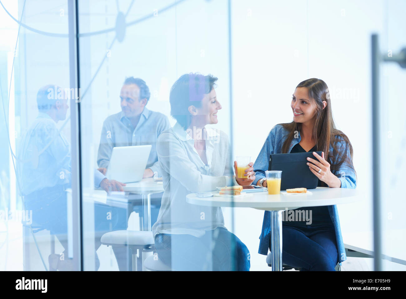 Geschäftsleute, die Diskussion über Mittag Stockfoto