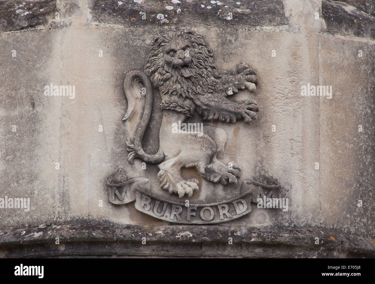 Burford, Cotswolds, UK. Stein geschnitzten Löwen unter lokale Fenster in der Stadt. Stockfoto