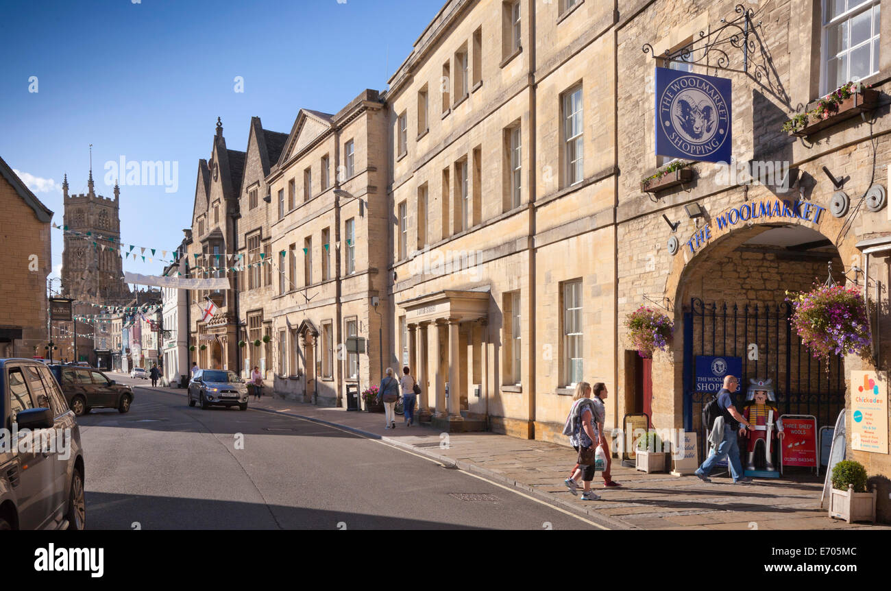 Cirencester, Cotswold, Straße, Woolmarket Haupteingang im Vordergrund, sonnigen Abend Stockfoto