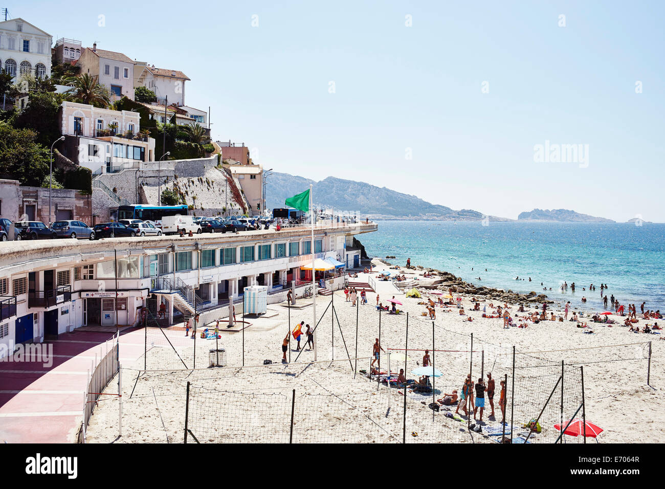 Massen von Urlauber am Strand, Marseille, Frankreich Stockfoto