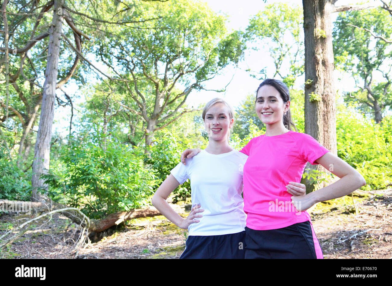 Porträt von zwei jungen Frauen Läufer im Wald Stockfoto